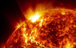وكالة الفضاء "ناسا" تحذر من إطلاق الشمس لأقوى توهج لها يضرب الأرض الأيام القادمة وكالة الفضاء "ناسا" تحذر من إطلاق الشمس لأقوى توهج لها يضرب الأرض الأيام القادمة