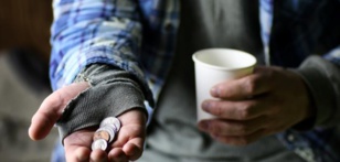 أطفال تلازمت حياتهم البائسة مع الموتى في المقابر أطفال تلازمت حياتهم البائسة مع الموتى في المقابر