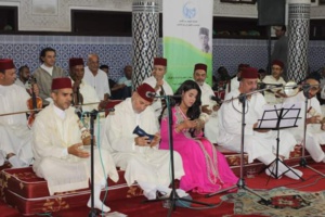 حين تعزف الأشعار في النفوس على الأوتار ويهيم الجمهور بين فني الملحون والسماع والمديح  حين تعزف الأشعار في النفوس على الأوتار ويهيم الجمهور بين فني الملحون والسماع والمديح