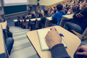 مشروع قانون المالية لسنة 2023  يخصص ميزانية ضعيفة للبحث العلمي والتعليم العالي