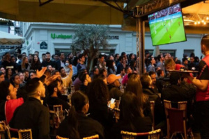 توافد الكبير لعشاق المستديرة في المقاهي والمطاعم المغربية توافد الكبير لعشاق المستديرة في المقاهي والمطاعم المغربية