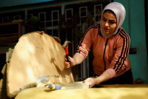 العراقية نور الجنابي في ورشتها الخاصة بالنجارة العراقية نور الجنابي في ورشتها الخاصة بالنجارة