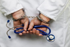 شواهد طبية "وهمية" تدفع الشرطة إلى التحقيق مع طبيب بعين الشق شواهد طبية "وهمية" تدفع الشرطة إلى التحقيق مع طبيب بعين الشق