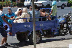 "التريبورتور” يهدد أمن وسلامة المواطنين بعد أن أصبح وسيلة نقل بدون أدنى وسائل الحماية "التريبورتور” يهدد أمن وسلامة المواطنين بعد أن أصبح وسيلة نقل بدون أدنى وسائل الحماية