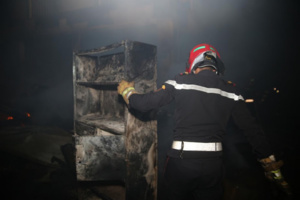 الدار البيضاء : حريق مستمر في خردة معدنية ورجال إطفاء في الموقع