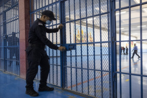 سوسيولوجي يكشف أسباب الإقدام على الانتحار سوسيولوجي يكشف أسباب الإقدام على الانتحار