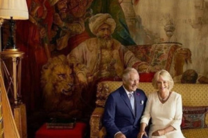 صورة الملك تشارلز الثاني وخلفه لوحة ملك العالم أبو جعفر المنصور تزين قصر بيكهام صورة الملك تشارلز الثاني وخلفه لوحة ملك العالم أبو جعفر المنصور تزين قصر بيكهام