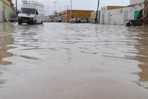 نصف ساعة من الأمطار الرعدية الغزيرة تتسبب في إغراق شوارع وأزقة بطنجة