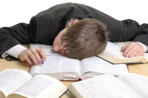 مع اقتراب موعد الامتحانات.. أخصائي يقدم نصائح لتجنب التوتر والخوف لدى التلاميذ والاباء