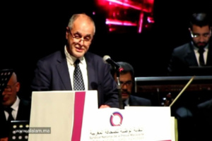 جامعة الدول العربية تتوج عبد الله البقالي بدرع جائزة التميز الإعلامي جامعة الدول العربية تتوج عبد الله البقالي بدرع جائزة التميز الإعلامي