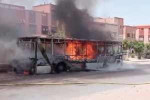 مراكش : حريق مهول بحافلة تابعة لشركة النقل الحضري “ألزا” مراكش : حريق مهول بحافلة تابعة لشركة النقل الحضري “ألزا”