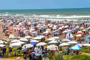 احتلال الملك العمومي في الشواطئ يُفسد عطلة المغاربة احتلال الملك العمومي في الشواطئ يُفسد عطلة المغاربة