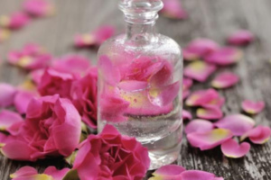 الفوائد الصحية لماء الورد الفوائد الصحية لماء الورد