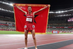 سفيان البقالي يهدي ذهبيته لجلالة الملك سفيان البقالي يهدي ذهبيته لجلالة الملك