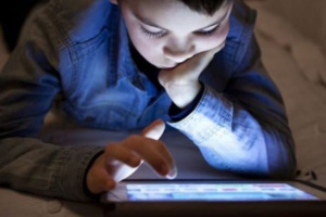 دراسة تحّذر من تأثير شاشات الأجهزة الإلكترونية على الأطفال