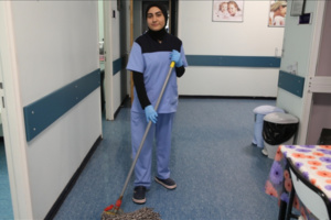 حكاية عاملة نظافة تدرس الطب في نفس الجامعة حكاية عاملة نظافة تدرس الطب في نفس الجامعة