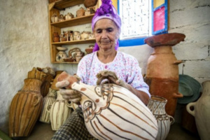 نموذج لبراعة الحرفيات الريفيات في صناعة الفخار نموذج لبراعة الحرفيات الريفيات في صناعة الفخار