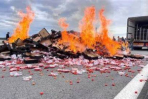 فرنسيون يعترضون شحنات طماطم مغربية على الحدود الإسبانية ويحرقون بضائعها فرنسيون يعترضون شحنات طماطم مغربية على الحدود الإسبانية ويحرقون بضائعها