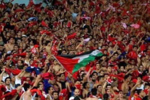أمن البيضاء ينفي منع مشجعة من دخول الملعب بسبب علم فلسطين أمن البيضاء ينفي منع مشجعة من دخول الملعب بسبب علم فلسطين