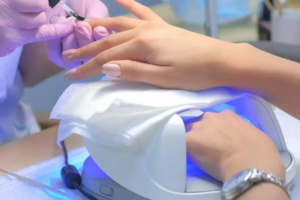 مجففات الأظافر المستخدمة في صالونات التجميل تعرض السيدات لخطر الإصابة بسرطان الجلد مجففات الأظافر المستخدمة في صالونات التجميل تعرض السيدات لخطر الإصابة بسرطان الجلد