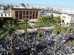 “طوفان” الأساتذة يملأ شوارع العاصمة “طوفان” الأساتذة يملأ شوارع العاصمة