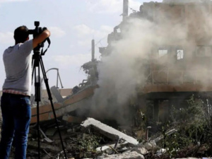 تنامي مخاطر تغطية الحروب يضع رقبة المصورين الصحافيين تحت المقصلة تنامي مخاطر تغطية الحروب يضع رقبة المصورين الصحافيين تحت المقصلة