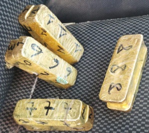 حاولوا تهريب الذهب.. الأمن الوطني يلقي القبض على خمسة مواطنين بمعبر الكركرات حاولوا تهريب الذهب.. الأمن الوطني يلقي القبض على خمسة مواطنين بمعبر الكركرات