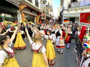 فرق فلكلورية عالمية تجوب شوارع طنجة دعما للسلام فرق فلكلورية عالمية تجوب شوارع طنجة دعما للسلام