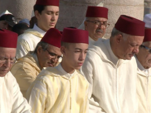 ولي العهد الأمير مولاي الحسن والأمير مولاي رشيد يؤديان صلاة الاستسقاء بالرباط ولي العهد الأمير مولاي الحسن والأمير مولاي رشيد يؤديان صلاة الاستسقاء بالرباط