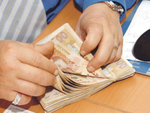 نقابة تنتقد الحكومة وتطالب بـ «إقرار زيادة عامة في الأجور» نقابة تنتقد الحكومة وتطالب بـ «إقرار زيادة عامة في الأجور»