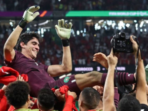 الحارس المغربي ياسين بونو يتوج بجائزة «الأسد الذهبي» الحارس المغربي ياسين بونو يتوج بجائزة «الأسد الذهبي»