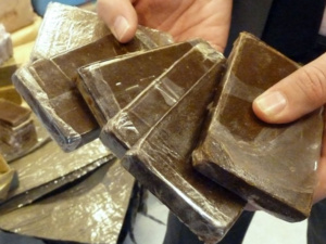 أمن مراكش يضبط شخصين متلبسين بحيازة الحشيش على متن حافلة أمن مراكش يضبط شخصين متلبسين بحيازة الحشيش على متن حافلة