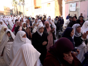 السكان يحتجون ضد قرار تفويت القطاع لشركة للتوزيع.. والجماعة توضّح السكان يحتجون ضد قرار تفويت القطاع لشركة للتوزيع.. والجماعة توضّح