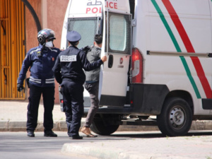 أمن مكناس يلقي القبض على «مختل عقليا» هدد سلامة مواطنين بسلاح أبيض أمن مكناس يلقي القبض على «مختل عقليا» هدد سلامة مواطنين بسلاح أبيض