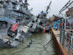 سفينة أمريكية غارقة تثير جدلا واسعا.. هل فعلها الحوثيون؟ سفينة أمريكية غارقة تثير جدلا واسعا.. هل فعلها الحوثيون؟