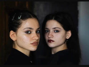 بعد 22 سنة من اختطافها.. فتاة تعثر على شقيقتها التوأم عبر تيك توك بعد 22 سنة من اختطافها.. فتاة تعثر على شقيقتها التوأم عبر تيك توك