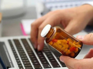 وزارة الصحة تشدد المراقبة على بيع الأدوية عبر السوق السوداء والأنترنيت وزارة الصحة تشدد المراقبة على بيع الأدوية عبر السوق السوداء والأنترنيت