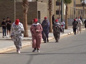 نساء من مختلف الأعمار يشاركن في مسابقة رياضية بمدينة السمارة نساء من مختلف الأعمار يشاركن في مسابقة رياضية بمدينة السمارة