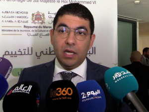 تتويج بنسعيد بجائزة أفضل شخصية حكومية في التواصل الحكومي الاجتماعي تتويج بنسعيد بجائزة أفضل شخصية حكومية في التواصل الحكومي الاجتماعي