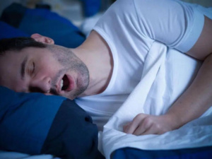 الشخير بصوت عال يعرض صحتك للخطر وقد يؤدي للوفاة