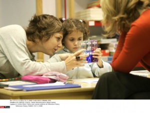 كيف يمكن للآباء التعامل مع ابنهم المصاب بالتوحد؟ كيف يمكن للآباء التعامل مع ابنهم المصاب بالتوحد؟