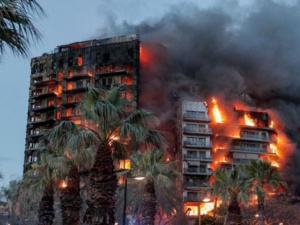 مصرع أربعة اشخاص على الأقل في حريق صادم بمبنى سكني في إسبانيا مصرع أربعة اشخاص على الأقل في حريق صادم بمبنى سكني في إسبانيا