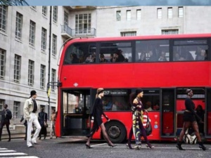 أزياء مستوحاة من حياة المدينة في عروض أسبوع لندن للموضة أزياء مستوحاة من حياة المدينة في عروض أسبوع لندن للموضة