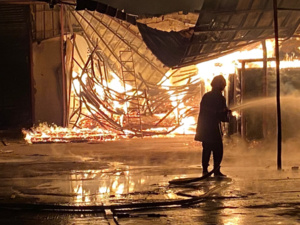 حريق مهول يخلف خسائر مادية بسوق للمتلاشيات بأكادير حريق مهول يخلف خسائر مادية بسوق للمتلاشيات بأكادير