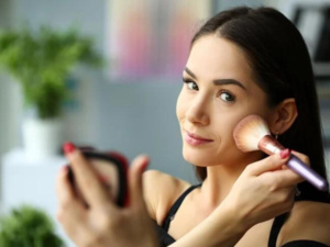 أخطاء في المكياج تجعلك تبدين أكبر سناً.. تجنبي الوقوع فيها أخطاء في المكياج تجعلك تبدين أكبر سناً.. تجنبي الوقوع فيها