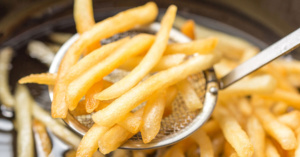 أضرار استخدام زيت القلي أكثر من مرة. أضرار استخدام زيت القلي أكثر من مرة.