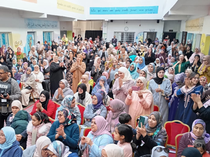 عندما تحتفي المرأة بالمرأة: كريمة كمال تحتفي بالنساء في عقر منزلها التربوي 