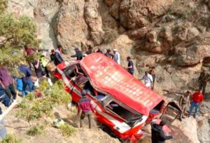 إقليم أزيلال: مصرع 9 أشخاص في انقلاب سيارة للنقل المزدوج إقليم أزيلال: مصرع 9 أشخاص في انقلاب سيارة للنقل المزدوج