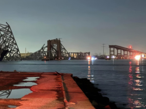 حادث انهيار جسر في بالتيمور الأمريكية بسبب اصطدام سفينة