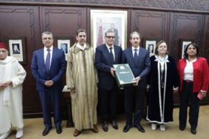 عاجل رئيس الحكومة عزيز أخنوش يتسلم التقرير النهائي لهيئة مراجعة مدونة الأسرة لرفعها للملك عاجل رئيس الحكومة عزيز أخنوش يتسلم التقرير النهائي لهيئة مراجعة مدونة الأسرة لرفعها للملك